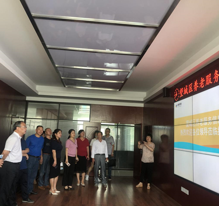 長沙、湘潭市人大調(diào)研發(fā)展養(yǎng)老公司雷鋒路社區(qū)居家養(yǎng)老服務(wù)中心